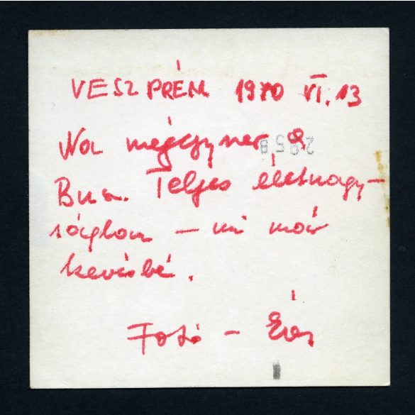 Csinos lányok  Ikarus 66 autóbusz előtt, Veszprém, Ganz Mávag Kisz Bizottság felirat, jármű, közlekedés, szocializmus, helytörténet 1970, 1970-es évek. Eredeti fotó, hátulján feliratozott papírkép.  