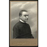 Schubert Auguszta műterme, Vác, egyházfi portréja, pap, katolikus, vallás, szemüveg, monarchia, Pest megye, 1900-as évek, Eredeti CDV, vizitkártya fotó. 