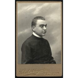   Schubert Auguszta műterme, Vác, egyházfi portréja, pap, katolikus, vallás, szemüveg, monarchia, Pest megye, 1900-as évek, Eredeti CDV, vizitkártya fotó. 