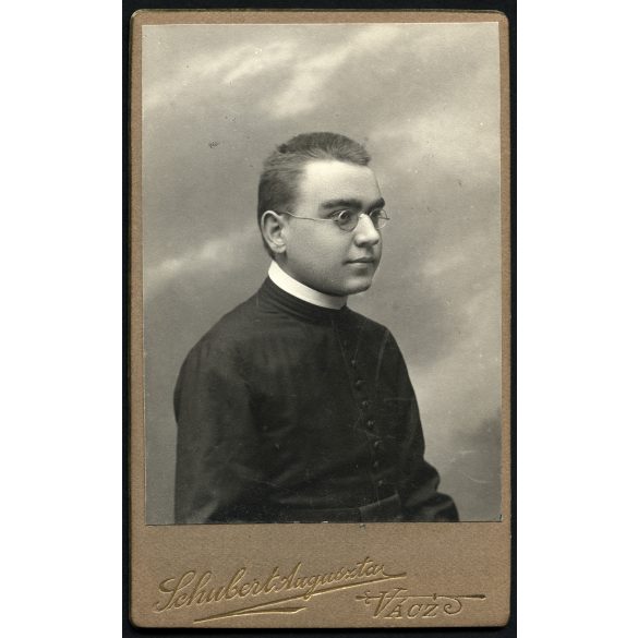 Schubert Auguszta műterme, Vác, egyházfi portréja, pap, katolikus, vallás, szemüveg, monarchia, Pest megye, 1900-as évek, Eredeti CDV, vizitkártya fotó. 