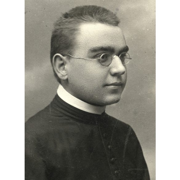 Schubert Auguszta műterme, Vác, egyházfi portréja, pap, katolikus, vallás, szemüveg, monarchia, Pest megye, 1900-as évek, Eredeti CDV, vizitkártya fotó. 