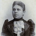 Steindl Károly műterme, Békéscsaba, elegáns karcsú nő gyönyörű ruhában, monarchia, Békés megye, 1900-as évek, Eredeti CDV, vizitkártya fotó.  