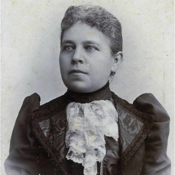 Steindl Károly műterme, Békéscsaba, elegáns karcsú nő gyönyörű ruhában, monarchia, Békés megye, 1900-as évek, Eredeti CDV, vizitkártya fotó.  