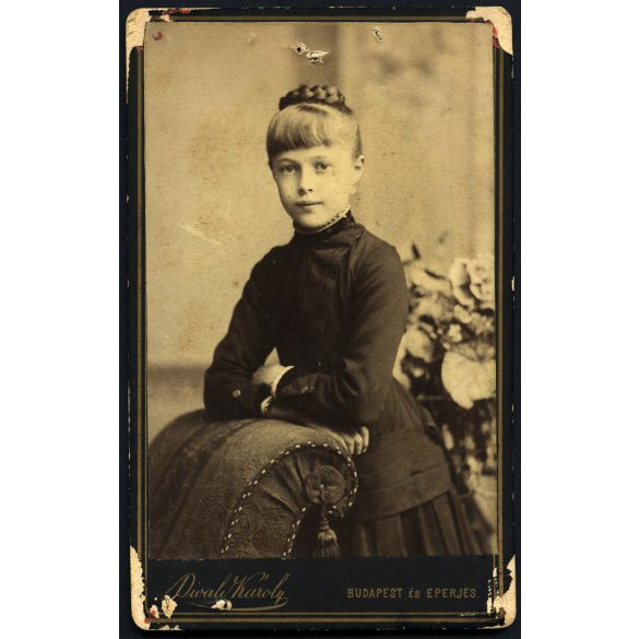 Divald Károly műterme, Budapest és Eperjes (Felvidék), elegáns fiatal lány gyönyörű ruhában, monarchia, 1880-as évek, Eredeti CDV, vizitkártya fotó, sarkai kopottak.   méret megközelítőleg (centiméter