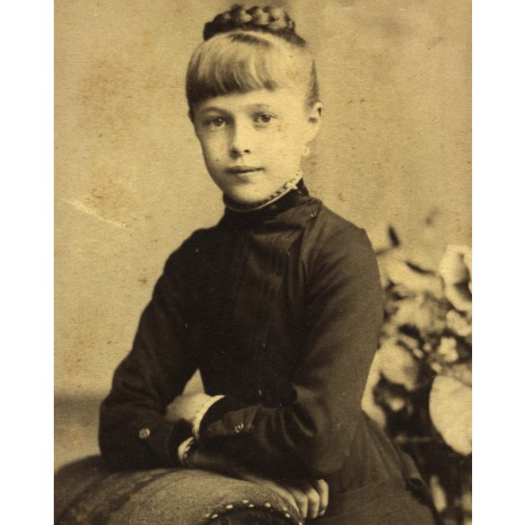 Divald Károly műterme, Budapest és Eperjes (Felvidék), elegáns fiatal lány gyönyörű ruhában, monarchia, 1880-as évek, Eredeti CDV, vizitkártya fotó, sarkai kopottak.   méret megközelítőleg (centiméter