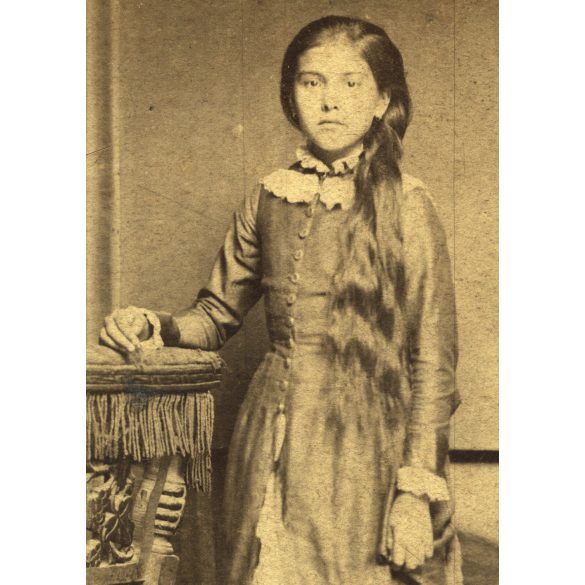 Erdősy Rezső műterme, Vác (Alváros) műterme, elegáns fiatal lány gyönyörű hajjal, Pest megye, monarchia, 1880-as évek, Eredeti CDV, vizitkártya fotó, sarkai kopottak.  