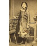 Erdősy Rezső műterme, Vác (Alváros) műterme, elegáns fiatal lány gyönyörű hajjal, Pest megye, monarchia, 1880-as évek, Eredeti CDV, vizitkártya fotó, sarkai kopottak.  