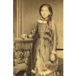 Erdősy Rezső műterme, Vác (Alváros) műterme, elegáns fiatal lány gyönyörű hajjal, Pest megye, monarchia, 1880-as évek, Eredeti CDV, vizitkártya fotó, sarkai kopottak.  