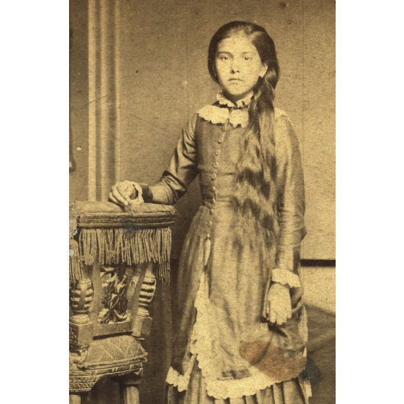 Erdősy Rezső műterme, Vác (Alváros) műterme, elegáns fiatal lány gyönyörű hajjal, Pest megye, monarchia, 1880-as évek, Eredeti CDV, vizitkártya fotó, sarkai kopottak.  