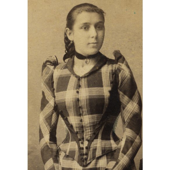 Szerdahelyi műterem, Budapest, Fehérváry Anna 16 éves korában, elegáns fiatal lány kesztyűben, kalappal, monarchia, 1892, 1890-es évek, Eredeti CDV, hátulján feliratozott vizitkártya fotó.  