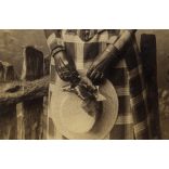 Szerdahelyi műterem, Budapest, Fehérváry Anna 16 éves korában, elegáns fiatal lány kesztyűben, kalappal, monarchia, 1892, 1890-es évek, Eredeti CDV, hátulján feliratozott vizitkártya fotó.  