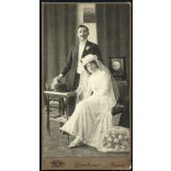 Linter Ferenc műterme, Szeged, esküvő, fiatal pár, vőlegény, menyasszony, monarchia, helytörténet, 1890-es évek, Eredeti  nagyobb méretű kabinetfotó, sarka kopott, felülete enyhén foltos.