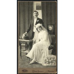   Linter Ferenc műterme, Szeged, esküvő, fiatal pár, vőlegény, menyasszony, monarchia, helytörténet, 1890-es évek, Eredeti  nagyobb méretű kabinetfotó, sarka kopott, felülete enyhén foltos.