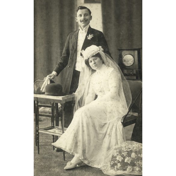 Linter Ferenc műterme, Szeged, esküvő, fiatal pár, vőlegény, menyasszony, monarchia, helytörténet, 1890-es évek, Eredeti  nagyobb méretű kabinetfotó, sarka kopott, felülete enyhén foltos.