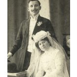 Linter Ferenc műterme, Szeged, esküvő, fiatal pár, vőlegény, menyasszony, monarchia, helytörténet, 1890-es évek, Eredeti  nagyobb méretű kabinetfotó, sarka kopott, felülete enyhén foltos.