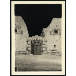   Nagyobb méret, kapu a Citadellán padokkal esti megvilágításban, Budapest, Gellért-hegy, Lágymányos, Horthy-korszak, 1930-as évek, Eredeti fotó, művészfóliával készült papírkép.  