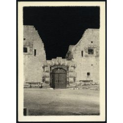   Nagyobb méret, kapu a Citadellán padokkal esti megvilágításban, Budapest, Gellért-hegy, Lágymányos, Horthy-korszak, 1930-as évek, Eredeti fotó, művészfóliával készült papírkép.  
