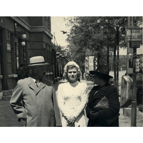 B.sz.K.R.T. átszállóhely valahol a Boráros tér és a Mester utca környékén, Budapest, polgári család, Ferencváros, Horthy-korszak, közlekedés, helytörténet, 1940-es évek, Eredeti fotó, papírkép. 