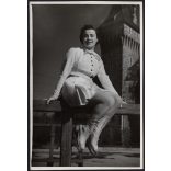 Nagyobb méret, Szendrő István fotóművészeti alkotása, korcsolyával a Városligetben, Vajdahunyad vára, Budapest, 1930-as évek. Eredeti, pecséttel jelzett fotó, papírkép.