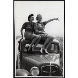   Nagyobb méret, Szendrő István fotóművészeti alkotása, lányok az autó tetején, Adler junior, Balaton, 1930-as évek. Eredeti, pecséttel jelzett fotó, papírkép. Dekorációnak, ajándéknak is kiváló. 