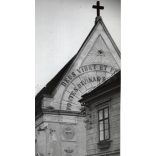 Nagyobb méret, Szendrő István fotóművészeti alkotása, Szombathely, Árpádházi Szent Erzsébet ferences templom, utcakép, 1930-as évek. Eredeti, pecséttel jelzett fotó, papírkép, Agfa Brovira papíron.