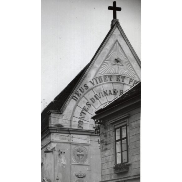 Nagyobb méret, Szendrő István fotóművészeti alkotása, Szombathely, Árpádházi Szent Erzsébet ferences templom, utcakép, 1930-as évek. Eredeti, pecséttel jelzett fotó, papírkép, Agfa Brovira papíron.