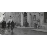 Nagyobb méret, Szendrő István fotóművészeti alkotása, Szombathely, Árpádházi Szent Erzsébet ferences templom, utcakép, 1930-as évek. Eredeti, pecséttel jelzett fotó, papírkép, Agfa Brovira papíron.