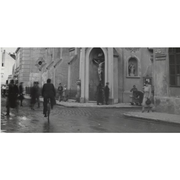 Nagyobb méret, Szendrő István fotóművészeti alkotása, Szombathely, Árpádházi Szent Erzsébet ferences templom, utcakép, 1930-as évek. Eredeti, pecséttel jelzett fotó, papírkép, Agfa Brovira papíron.