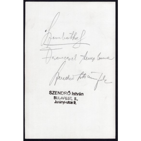 Nagyobb méret, Szendrő István fotóművészeti alkotása, Szombathely, Árpádházi Szent Erzsébet ferences templom, utcakép, 1930-as évek. Eredeti, pecséttel jelzett fotó, papírkép, Agfa Brovira papíron.