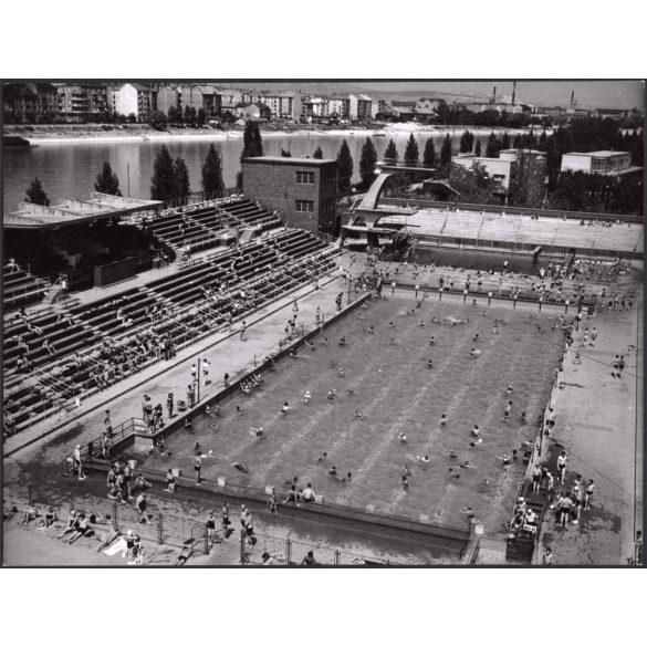 Nagyobb méret, Szendrő István fotóművészeti alkotása, fürdőzők a Hajós Alfréd Nemzeti Sportuszodában, nyár, Budapest, Margit-sziget, 1930-as évek. 