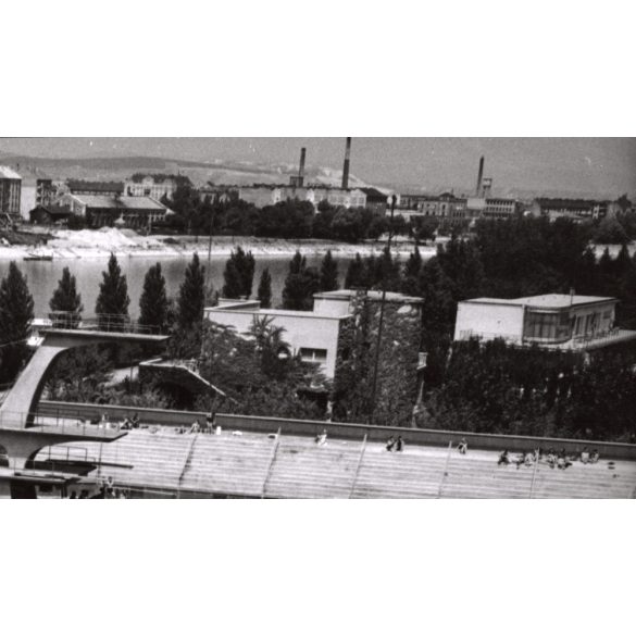 Nagyobb méret, Szendrő István fotóművészeti alkotása, fürdőzők a Hajós Alfréd Nemzeti Sportuszodában, nyár, Budapest, Margit-sziget, 1930-as évek. 