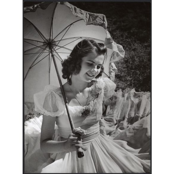 Nagyobb méret, Szendrő István fotóművészeti alkotása, fiatal hölgy, napernyővel a fűben, 1930-as évek. Eredeti, pecséttel jelzett fotó, papírkép, Agfa Brovira papíron. 