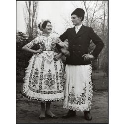   Nagyobb méret, Szendrő István fotóművészeti alkotása, mosolyogva, géderlaki népviseletben, Bács-Kiskun megye, 1930-as évek. Eredeti, pecséttel jelzett fotó, papírkép, Agfa Brovira papíron. 