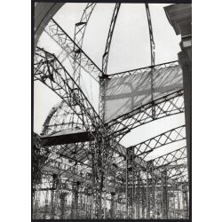   Nagyobb méret, Szendrő István fotóművészeti alkotása, a városligeti Iparcsarnok tetőszerkezete a 2. világháború után, 1945., 1940-es évek. 