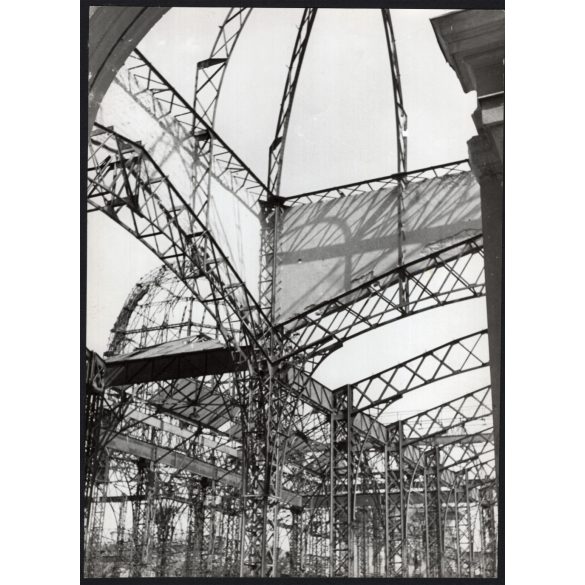 Nagyobb méret, Szendrő István fotóművészeti alkotása, a városligeti Iparcsarnok tetőszerkezete a 2. világháború után, 1945., 1940-es évek. 