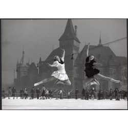   Nagyobb méret, Szendrő István fotóművészeti alkotása, műkorcsolyázók a Városligeti Műjégpályán, Vajdahunyad vára, Budapest, 1930-as évek. 