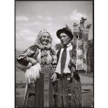 Nagyobb méret, Szendrő István fotóművészeti alkotása, házaspár, Nádasdaróci (Kolozs megye, Erdély) népviseletben, 1930-as évek. Eredeti, pecséttel jelzett fotó, papírkép, Agfa Brovira papíron. 