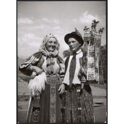   Nagyobb méret, Szendrő István fotóművészeti alkotása, házaspár, Nádasdaróci (Kolozs megye, Erdély) népviseletben, 1930-as évek. Eredeti, pecséttel jelzett fotó, papírkép, Agfa Brovira papíron. 