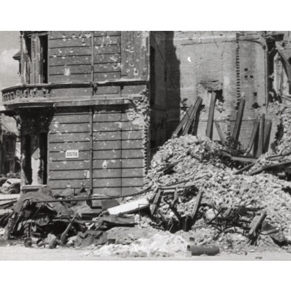 Nagyobb méret, Szendrő István fotóművészeti alkotása, Dísz tér, a volt Külügyminisztérium épülete a 2. világháború után, Budapest, Budai vár, épület, romok,1945., 1940-es évek. 