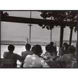 Nagyobb méret, Szendrő István fotóművészeti alkotása, célbalövés a Balaton partján, 1930-as évek. Eredeti, pecséttel jelzett fotó, papírkép, Agfa Brovira papíron. Dekorációnak, ajándéknak is kiváló. 