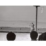 Nagyobb méret, Szendrő István fotóművészeti alkotása, célbalövés a Balaton partján, 1930-as évek. Eredeti, pecséttel jelzett fotó, papírkép, Agfa Brovira papíron. Dekorációnak, ajándéknak is kiváló. 