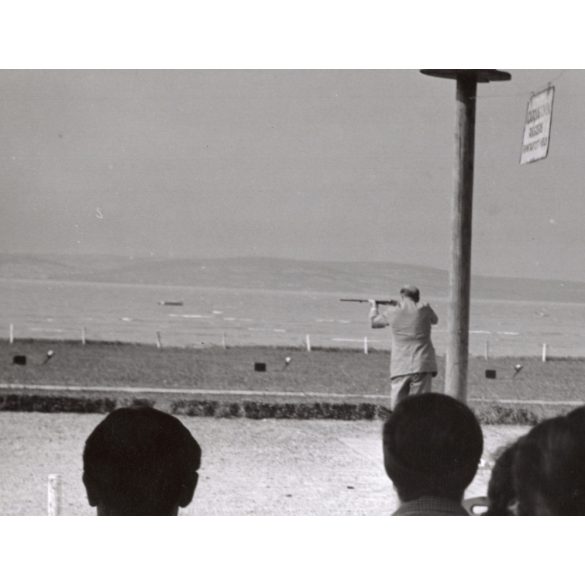 Nagyobb méret, Szendrő István fotóművészeti alkotása, célbalövés a Balaton partján, 1930-as évek. Eredeti, pecséttel jelzett fotó, papírkép, Agfa Brovira papíron. Dekorációnak, ajándéknak is kiváló. 