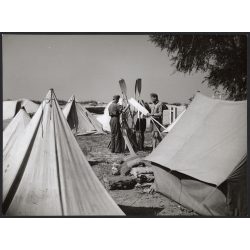   Nagyobb méret, Szendrő István fotóművészeti alkotása, cserkészek (leventék?) a Balatonnál, sátrak, egyenruhák, 1930-as évek. Eredeti, pecséttel jelzett fotó, papírkép, Agfa Brovira papíron. 