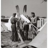 Nagyobb méret, Szendrő István fotóművészeti alkotása, cserkészek (leventék?) a Balatonnál, sátrak, egyenruhák, 1930-as évek. Eredeti, pecséttel jelzett fotó, papírkép, Agfa Brovira papíron. 