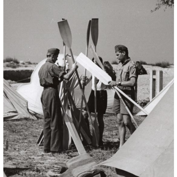 Nagyobb méret, Szendrő István fotóművészeti alkotása, cserkészek (leventék?) a Balatonnál, sátrak, egyenruhák, 1930-as évek. Eredeti, pecséttel jelzett fotó, papírkép, Agfa Brovira papíron. 