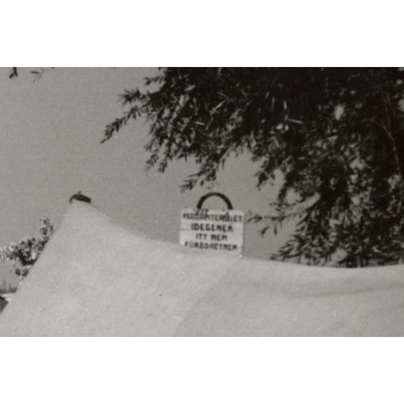 Nagyobb méret, Szendrő István fotóművészeti alkotása, cserkészek (leventék?) a Balatonnál, sátrak, egyenruhák, 1930-as évek. Eredeti, pecséttel jelzett fotó, papírkép, Agfa Brovira papíron. 