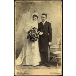 Nagyobb méret, Csonka Géza műterme, Marosvásárhely, Erdély, polgári esküvő, menyasszony, vőlegény, virág fiatal pár, bajusz, monarchia, helytörténet, 1890-es évek, Eredeti  kabinetfotó, felülete enyhé
