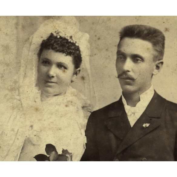 Nagyobb méret, Csonka Géza műterme, Marosvásárhely, Erdély, polgári esküvő, menyasszony, vőlegény, virág fiatal pár, bajusz, monarchia, helytörténet, 1890-es évek, Eredeti  kabinetfotó, felülete enyhé