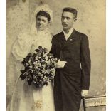 Nagyobb méret, Csonka Géza műterme, Marosvásárhely, Erdély, polgári esküvő, menyasszony, vőlegény, virág fiatal pár, bajusz, monarchia, helytörténet, 1890-es évek, Eredeti  kabinetfotó, felülete enyhé