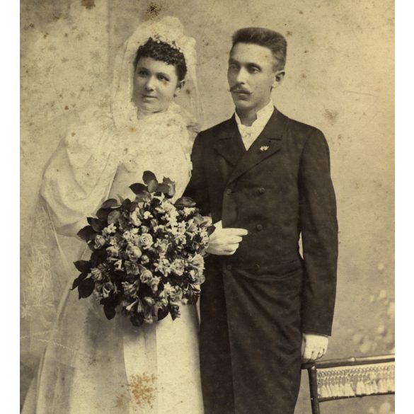Nagyobb méret, Csonka Géza műterme, Marosvásárhely, Erdély, polgári esküvő, menyasszony, vőlegény, virág fiatal pár, bajusz, monarchia, helytörténet, 1890-es évek, Eredeti  kabinetfotó, felülete enyhé